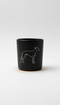 Taza de café negra mate con galgo lineal