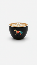 Taza cerámica negra con galgo y arte latte